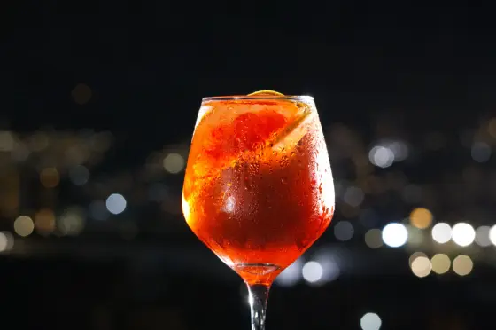 Aperol Spritz con Medellín encendida al fondo